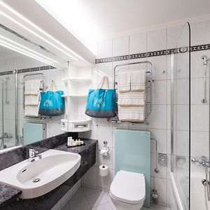 Gemütliches Zimmer mit Kingsize-Bett